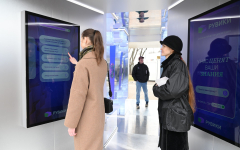 Прохождение викторины через интерактивный экран стенда «Рувики» на выставке «Россия» (7 апреля 2024 года). Фото: РИА «Новости»