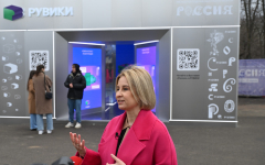 Елена Литовченко рассказывает о «Рувики» на фоне стенда проекта в рамках выставки «Россия» (7 апреля 2024 года). Фото: РИА «Новости»