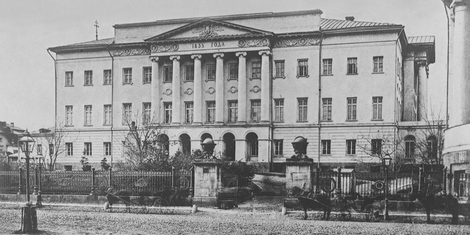 Вид на здание Императорского Московского университета на Моховой улице. Москва. 1884 г.