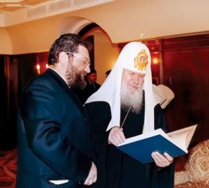 Сергей Кравец и Алексий II читают том «Православной энциклопедии»
