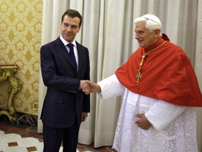 Медведев подарил Папе Римскому 22 тома «Православной энциклопедии»