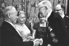 Михаил Александрович Шолохов и шведский король Густав VI Адольф на вручении Нобелевской премии