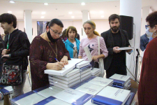 Джамиля Дагирова подписывает экземпляр на презентации энциклопедического словаря-указателя «Изобразительное искусство Дагестана XX-XXI вв.» (9 октября 2020 года)