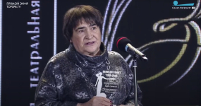 Марина Годлевская выступает на вручении премии «Золотой софит» (26 октября 2020 года)