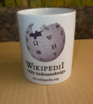 Кружка с логотипом Википедии на ливвиковском (олонецком) диалекте карельского языка
