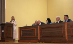 Залина Кусаева выступает на презентации трёхтомной «Энциклопедии осетинской Нартиады» в Цхинвале (22 августа 2023 года). Фото: Министерство культуры РСО-Алания