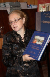 Людмила Михайлова с первым том «Лицейской энциклопедии»