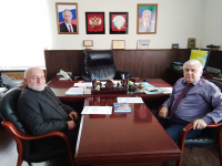 Ахмед Магомедов (справа) на встрече с Алисултаном Газимагомедовым (6 декабря 2017 года)