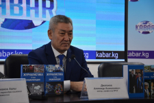 Аттокур Джапанов на презентации энциклопедий политики и журналистики в Бишкеке (12 ноября 2019 года)
