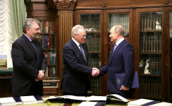 Слева направо: Сергей Кравец и Юрий Осипов на презентации бумажного издания БРЭ Владимиру Путину (20 декабря 2017 года)