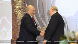 Александр Лукашенко вручает премию «За духовное возрождение» Александру Локотко (10 января 2023 года). Фото: Президент Республики Беларусь