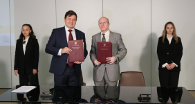 Юрий Носов (слева) и Владимир Медейко после подписания соглашения между Президентской библиотекой и интернет-энциклопедией «Рувики» (3 октября 2023 года). Фото: Президентская библиотека