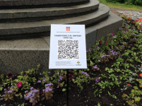 Табличка с QR-кодом у памятника С. М. Кирову в Мурманске