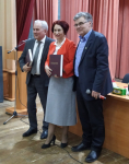 Дамир Гилязов (слева), Роза Галеева и Искандер Гилязов на презентации изданий Института татарской энциклопедии (16 марта 2021 года)