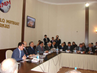 Али Гусейнли выступает на презентации азербайджанского «Словаря юридических терминов для журналистов» (12 мая 2011 года). Фото: АМИ «Тренд»
