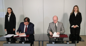 Юрий Носов (слева) и Владимир Медейко подписывают соглашение между Президентской библиотекой и интернет-энциклопедией «Рувики» (3 октября 2023 года). Фото: Президентская библиотека