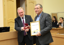 Олегу Лейкинду вручают Анциферовскую премию (6 декабря 2019 года)