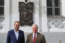 Константин Могилевский (слева) и Ефим Пивовар на открытии мемориальной доски Сигурду Шмидту (11 сентября 2022 года). Фото: Александр Шалгин