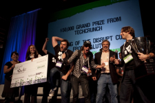 Команда Qwiki на сцене конференции «TechCrunch Disrupt» (сентябрь 2010 года)