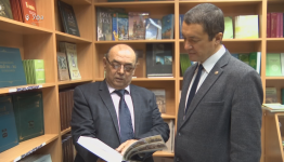 Директор «Башкирской энциклопедии» Уильдан Саитов (слева) демонстрирует продукцию издательства