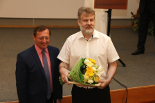 Павел Креков (слева) награждает Дмитрия Карасюка
