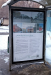 Плакат с краеведческой справкой о Ново-Вокзальной улице на остановке общественного транспорта в Самаре (1 декабря 2023 года). Фото: «ДГ»