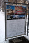 Плакат с краеведческой справкой о проспекте Кирова на остановке общественного транспорта в Самаре (1 декабря 2023 года). Фото: «ДГ»