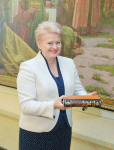 Президент Литвы Даля Грибаускайте с XXV томом «Всеобщей литовской энциклопедии»
