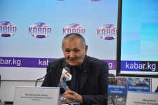 Аалы Молдоканов на презентации энциклопедий политики и журналистики в Бишкеке (12 ноября 2019 года)