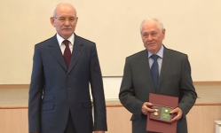 Рустэм Хамитов (слева) и Марат Ильгамов на вручении Государственной премии Республики Башкортостан в области науки и техники (29 декабря 2015 года)