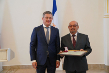 Радий Хабиров и Уильдан Саитов на церемонии вручения государственных наград башкирским энциклопедистам (8 октября 2019 года)