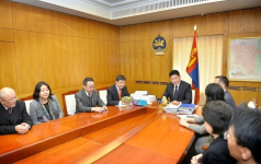 Вице-премьер правительства Монголии Ухнаагийн Хурэлсух выступает на встрече с представителями научных кругов страны (9 марта 2015 года). Фото: Ikon Mn