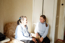 Анастасия Ярзуткина (справа) при общении с жительницей Чукотки. Фото: личный архив