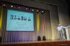 Владимир Озолин выступает на презентации «Ишимской энциклопедии. Приишимье» (2 сентября 2022 года). Фото: Геннадий Крамор