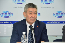 Аттокур Джапанов на презентации «Экономической энциклопедии» на киргизском языке (30 декабря 2015 года)