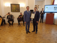 Олег Ягов (слева) вручает Руслану Красильникову благодарность за работу над электронной «Пензенской энциклопедией» (15 апреля 2022 года). Фото: РИА ПО