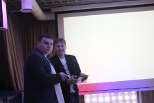 Александр Плющев (слева) и Станислав Козловский на церемонии вручения «Вики-премии 2015» (4 апреля 2015 года)