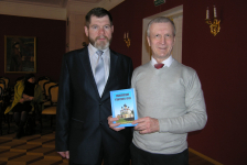 Валерий Денисов (слева) и Юрий Иерусалимский на презентации «Энциклопедии Угличского края» (28 марта 2014 года)