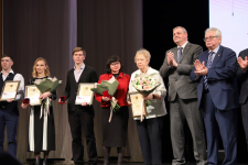 Награждённые Премией имени М. В. Ломоносова (17 ноября 2022 года). Фото: Архангельское областное Собрание депутатов
