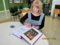 Татьяна Александровна Кайманова подписывает экземпляр «Купринской энциклопедии»