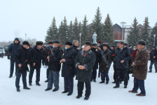 Перед возложением цветов к Вечному огню у Монумента боевой и трудовой славы Дрожжановского района Татарстана (13 февраля 2021 года)