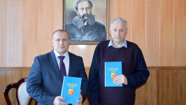 Павел Чибисов (слева) и Юрий Подколзин с сигнальными экземплярами «Энциклопедии Терновского района» (февраль 2023 года)