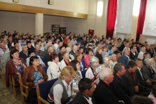 Гости и участники презентации первого тома «Энциклопедии Чебоксарского района» (29 августа 2015 года). Фото: «Тăван Ен»