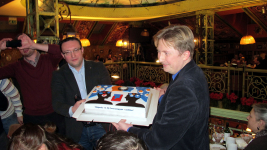 Вадим Ампелонский (слева) вручает торт Станиславу Козловскому