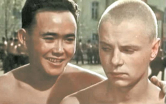 Танат Жайлибеков (слева) в роли ефрейтора Мухтара Абаева в к/ф «Солдат Иван Бровкин» (1955)
