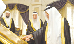 Халид ибн Фейсал Аль Сауд (справа) официально запускает «Поэтическую энциклопедию» на арабском языке (10 декабря 2019 года)