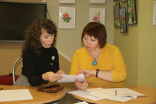 Люция Ахметзянова (слева) и Лилия Садретдинова на заседании рабочей группы по подготовке второго издания «Буинской энциклопедии» (12 ноября 2019 года)