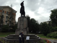 Табличка с QR-кодом у памятника С. М. Кирову в Мурманске