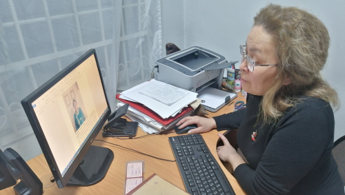 Марианна Мандан-Хорлу за работой над «Урянхайско-тувинской энциклопедией»