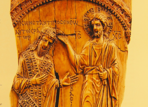 Христос благословляет императора Константина VII Багрянородного. Слоновая кость. Около 945 г. ГМИИ (фрагмент)